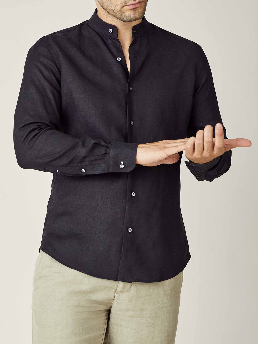 Front view of the black Versilia Linen Shirt with a band collar, worn by a model against a neutral background.