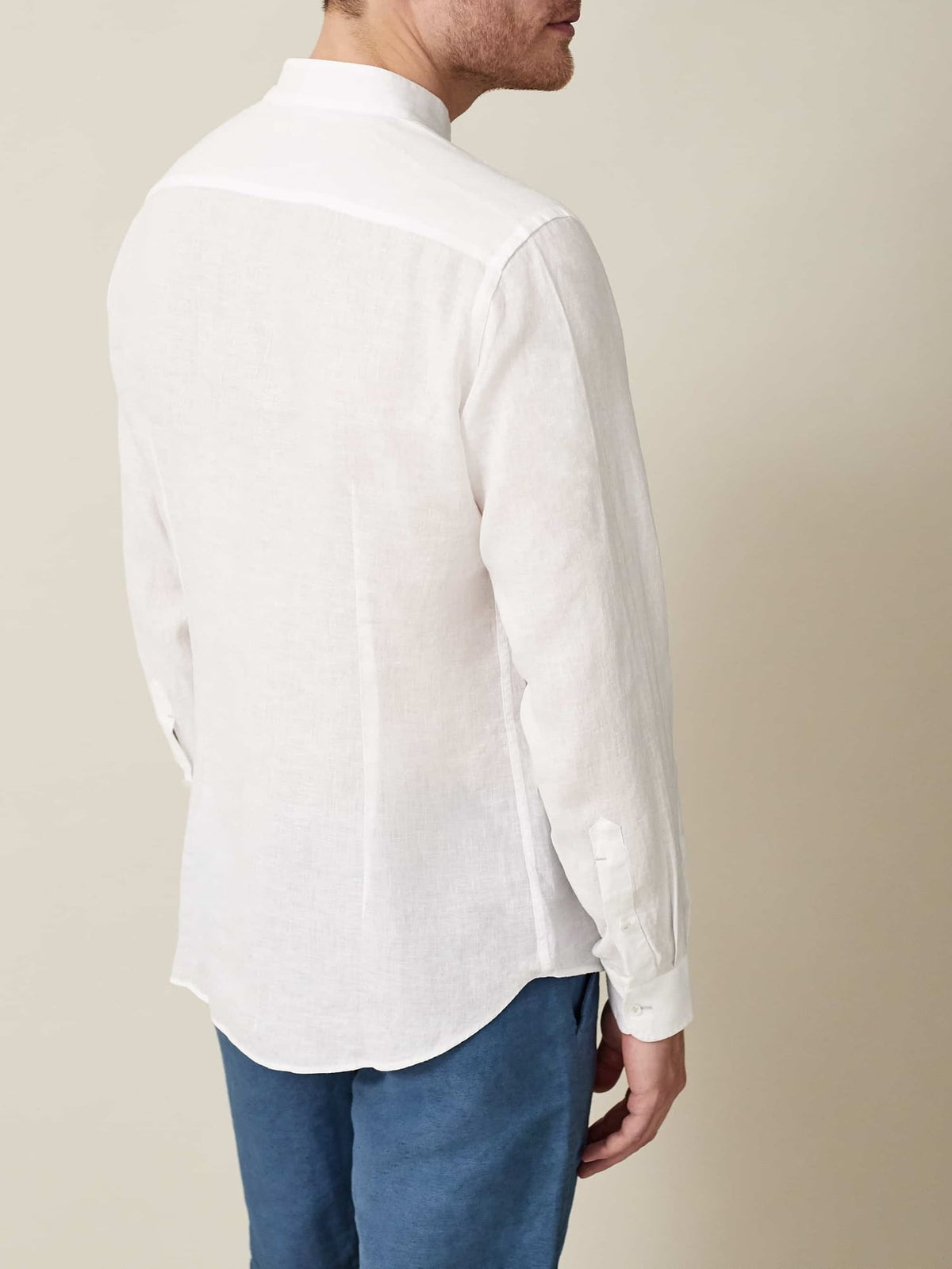 Back view of the white Versilia Linen Shirt featuring a band collar and breathable pure Italian linen.