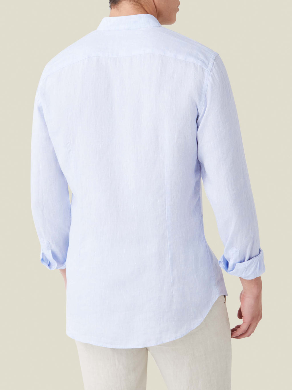 Back view of the sky blue Versilia Linen Shirt featuring a band collar, crafted from pure Italian linen.