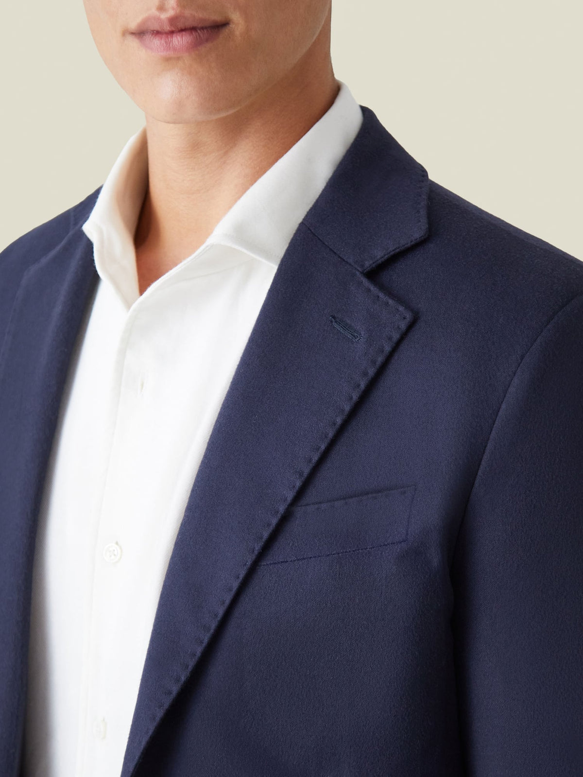 Detail of the notch lapel and boat-shaped breast pocket on the Luca Faloni Navy Blue Cashmere Blazer.