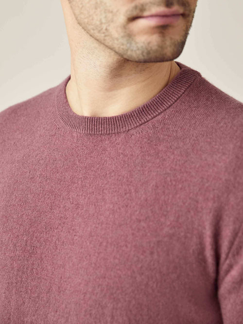 Close-up of the ribbed neckline and soft fabric on Luca Faloni's Desert Rose cashmere crew neck sweater.