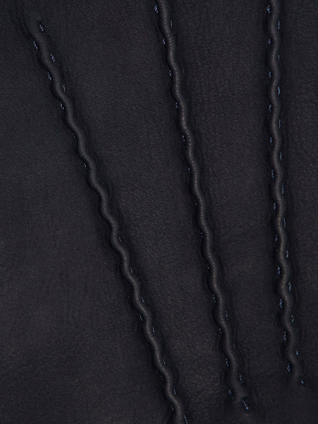 A detailed close-up of the handcrafted stitching on the navy blue nubuck leather of the Cashmere-Leather Gloves.