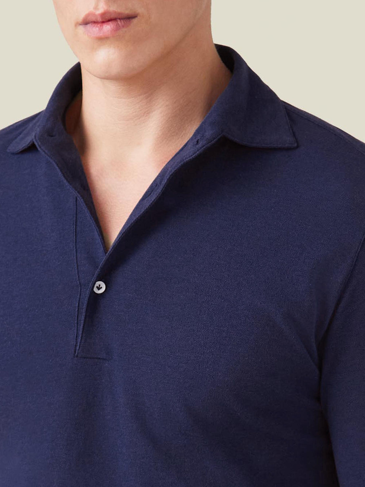 Close-up on the collar of the Navy Blue Brera Piqué Polo Shirt, showing its one-piece Paramontura design and fabric texture.