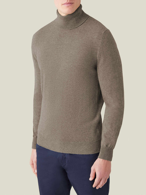 Front view of a model wearing the Luca Faloni Cashmere Roll Neck in Nocciola Brown.