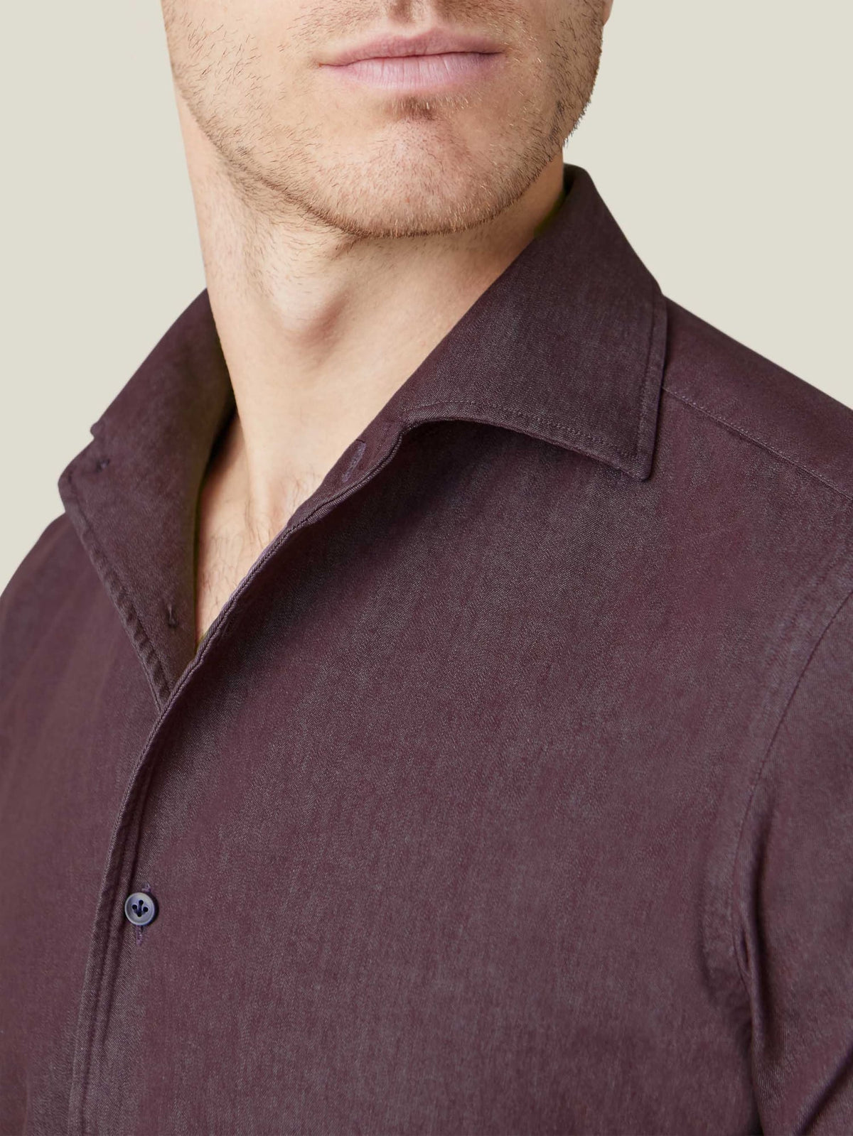 Detailed close-up of the one-piece Paramontura collar on the Luca Faloni burgundy Denim Shirt.