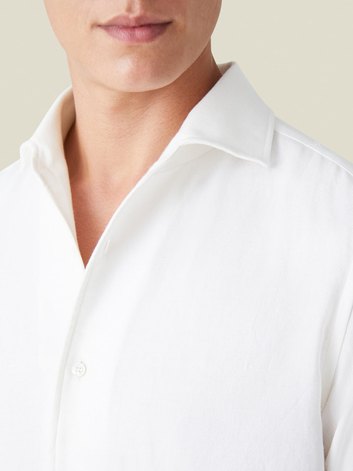 A close-up of the white Cashmere-Cotton Shirt, highlighting the signature Paramontura one-piece collar.