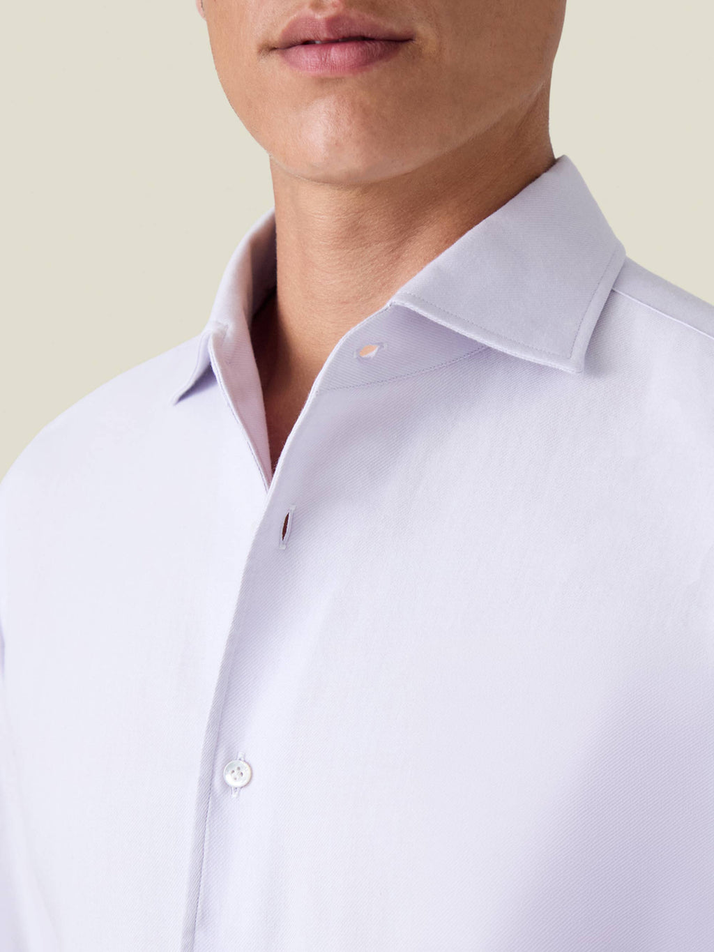 Close-up of a man wearing the lilac Cashmere-Cotton Shirt, highlighting the one-piece Paramontura collar.