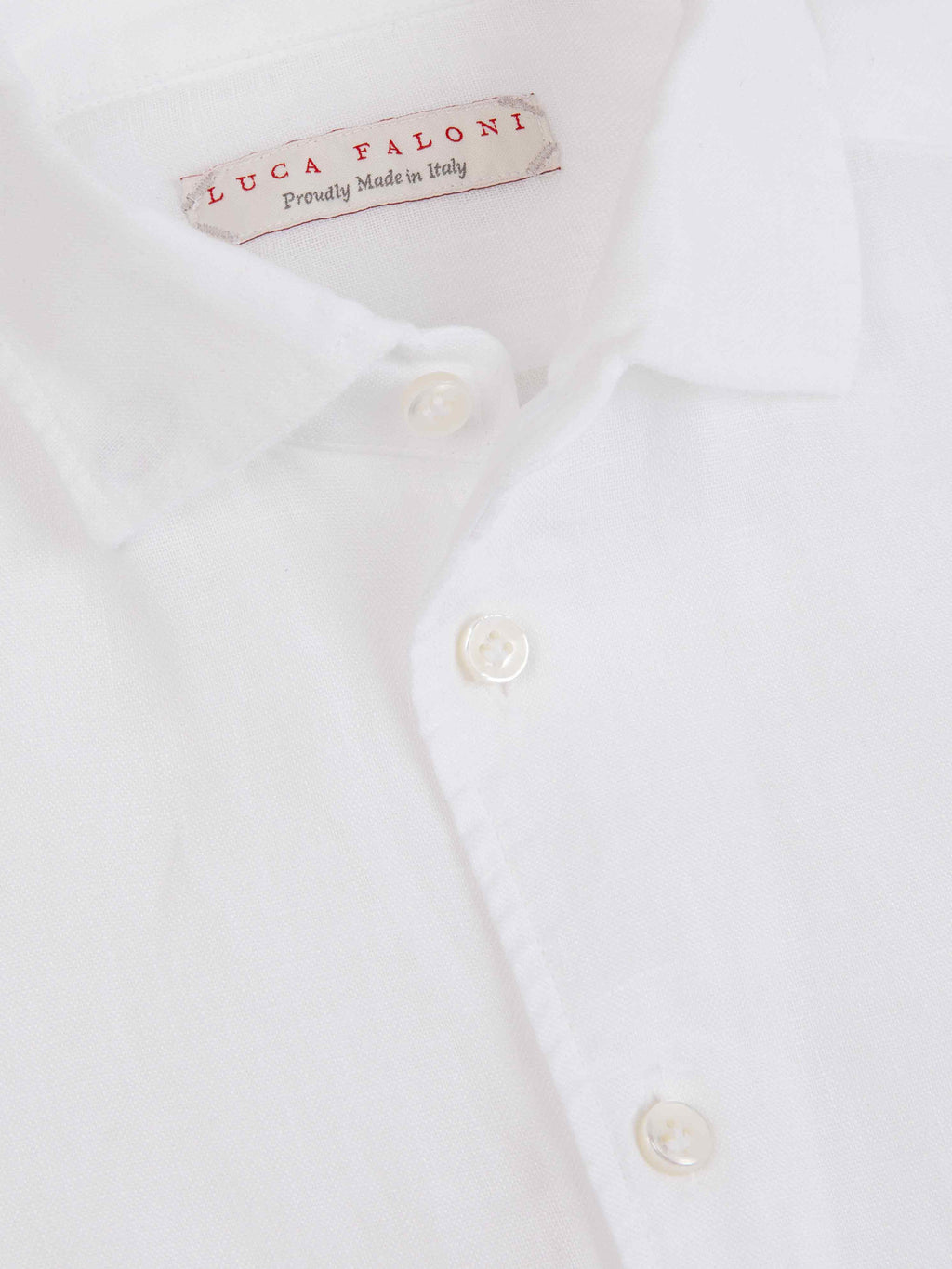 Close-up of the white Portofino Junior Linen Shirt's collar, showing the brand label and mother-of-pearl buttons.