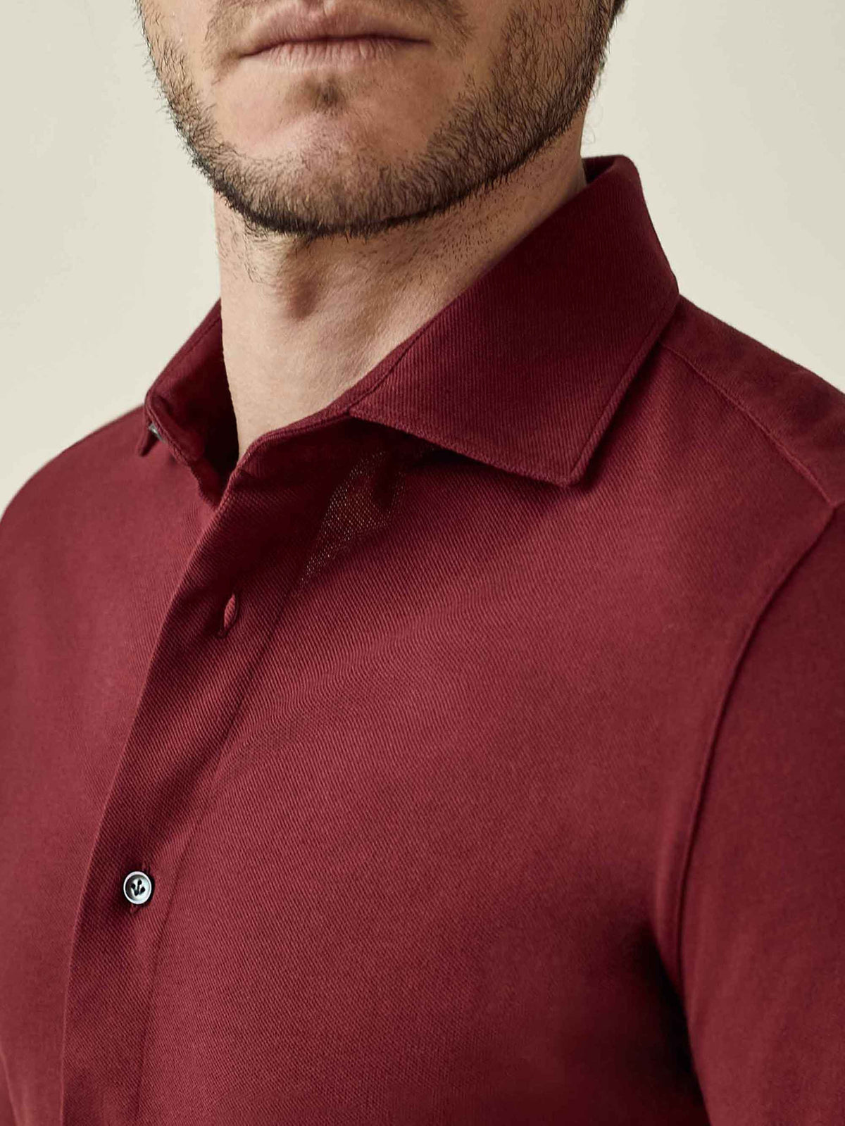 Close-up of the Siena Piqué Shirt in burgundy on a model, highlighting the cutaway collar and textured cotton fabric.