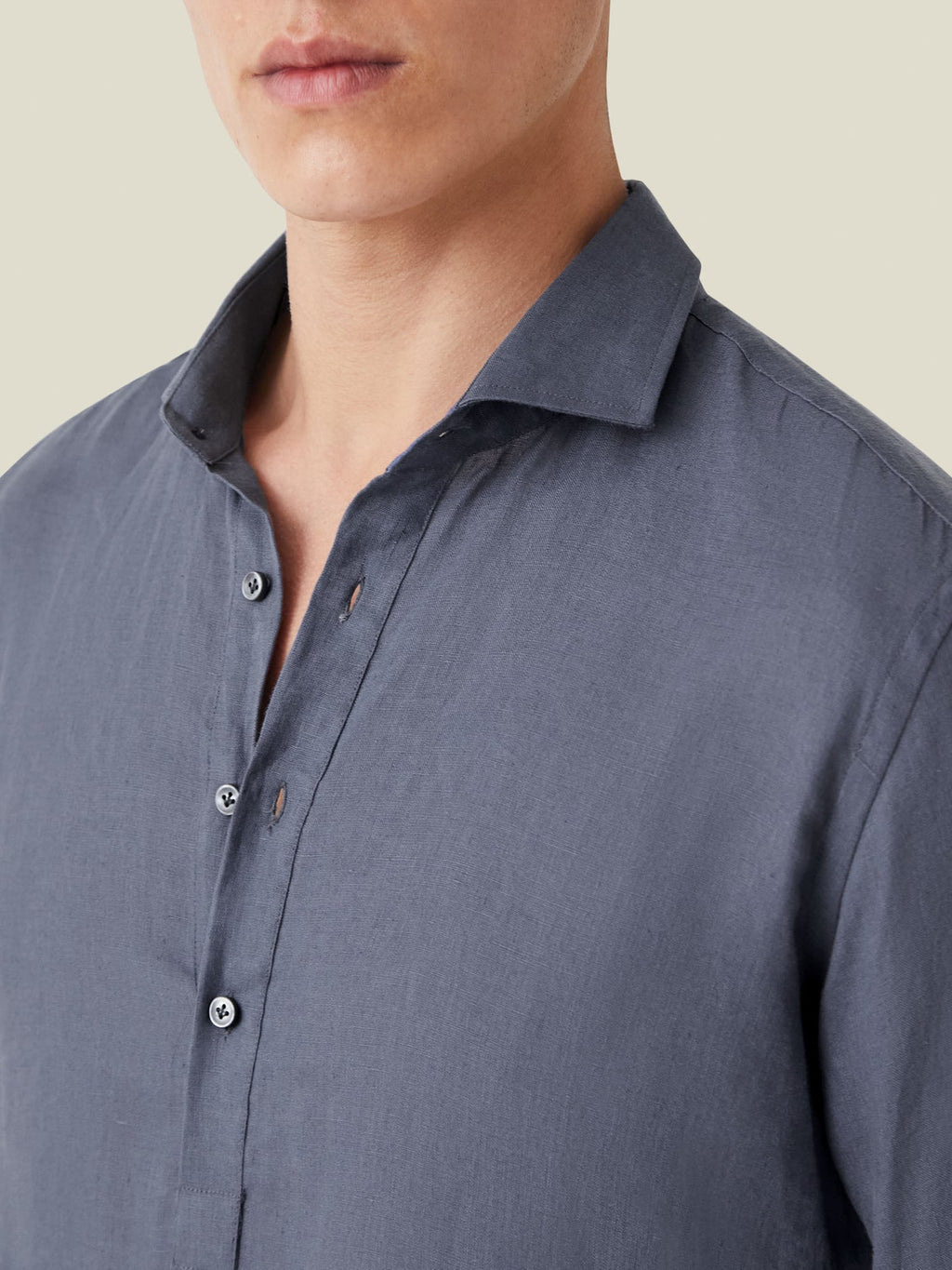 Close-up of the Ravello Linen Shirt in Payne's Grey, showing the cutaway collar and premium mother of pearl buttons.