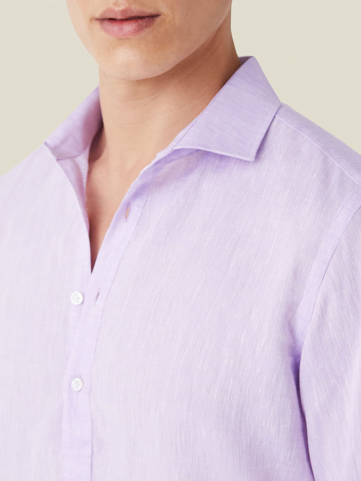Close-up of the lilac Ravello Linen Shirt, detailing the cutaway collar and fine linen texture on a model.
