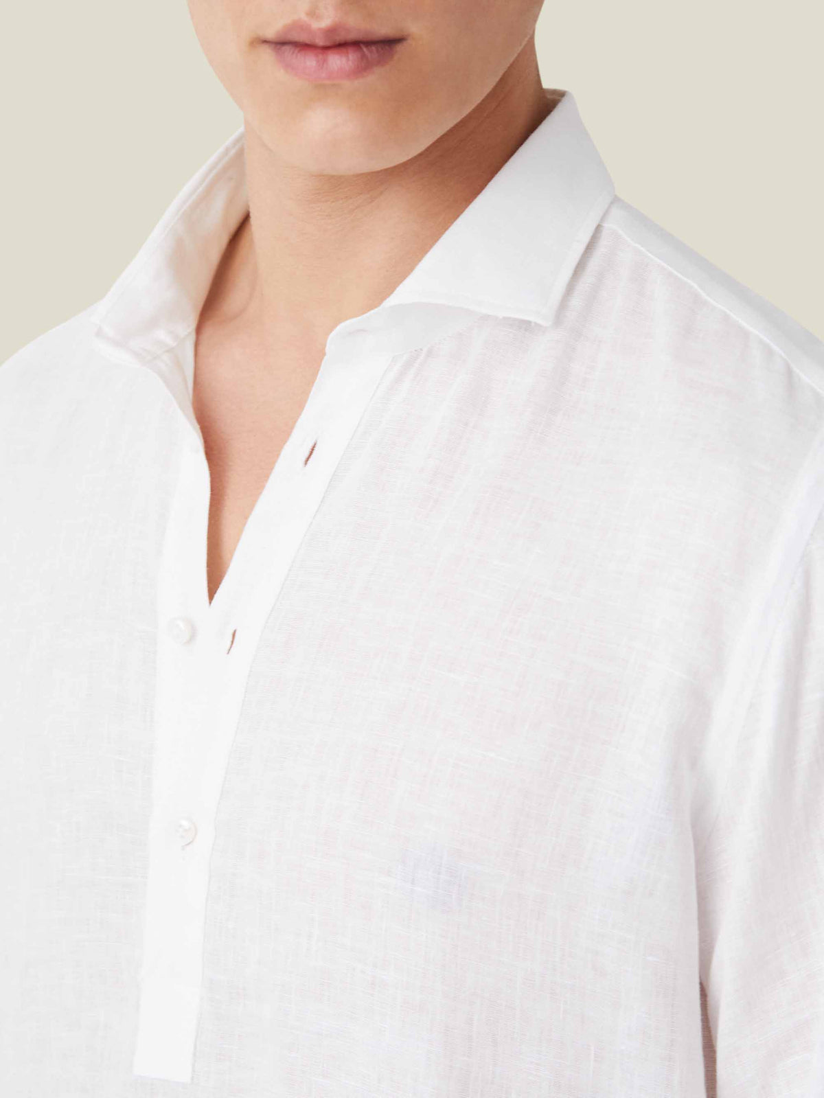 Detailed close-up of the white Ravello Linen Shirt, showcasing its cutaway collar and the texture of the pure Italian linen.