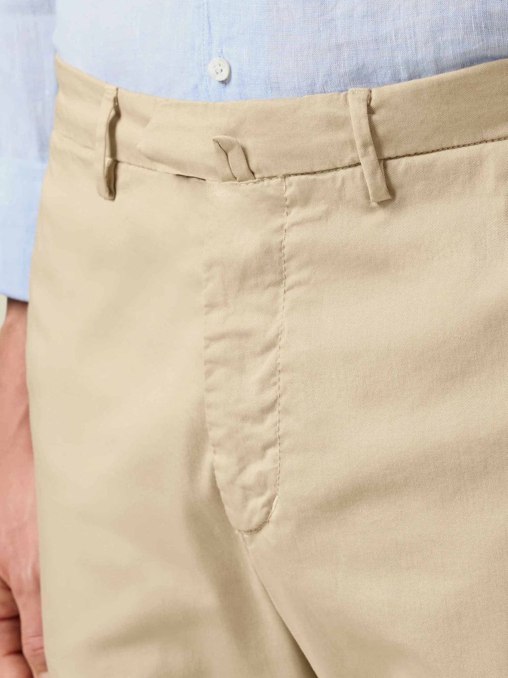Detailed shot of the waistband on the Luca Faloni cream Lightweight Cotton Chinos, highlighting the central belt fastener.