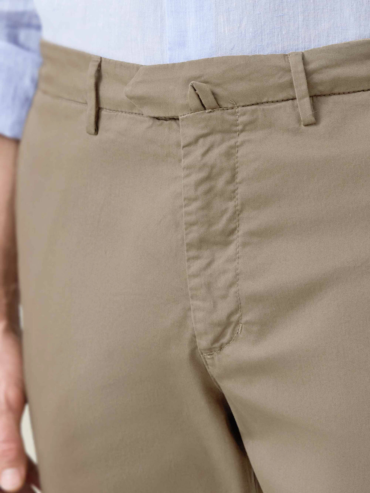 Close-up detail of the waistband and front closure on the Luca Faloni Lightweight Cotton Chinos in Hazelnut Brown.