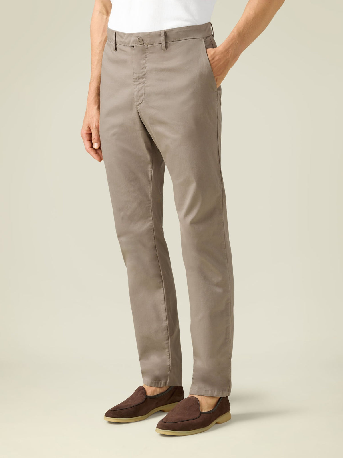 Side profile of a model wearing Luca Faloni's Cortina Cotton Chinos in Hazelnut Brown with brown suede loafers.