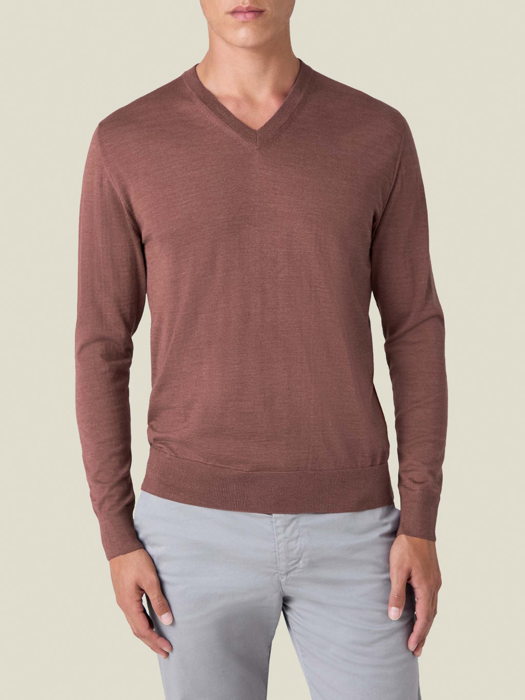 Front view of a model wearing the Luca Faloni Silk-Cashmere V-neck in Desert Rose.