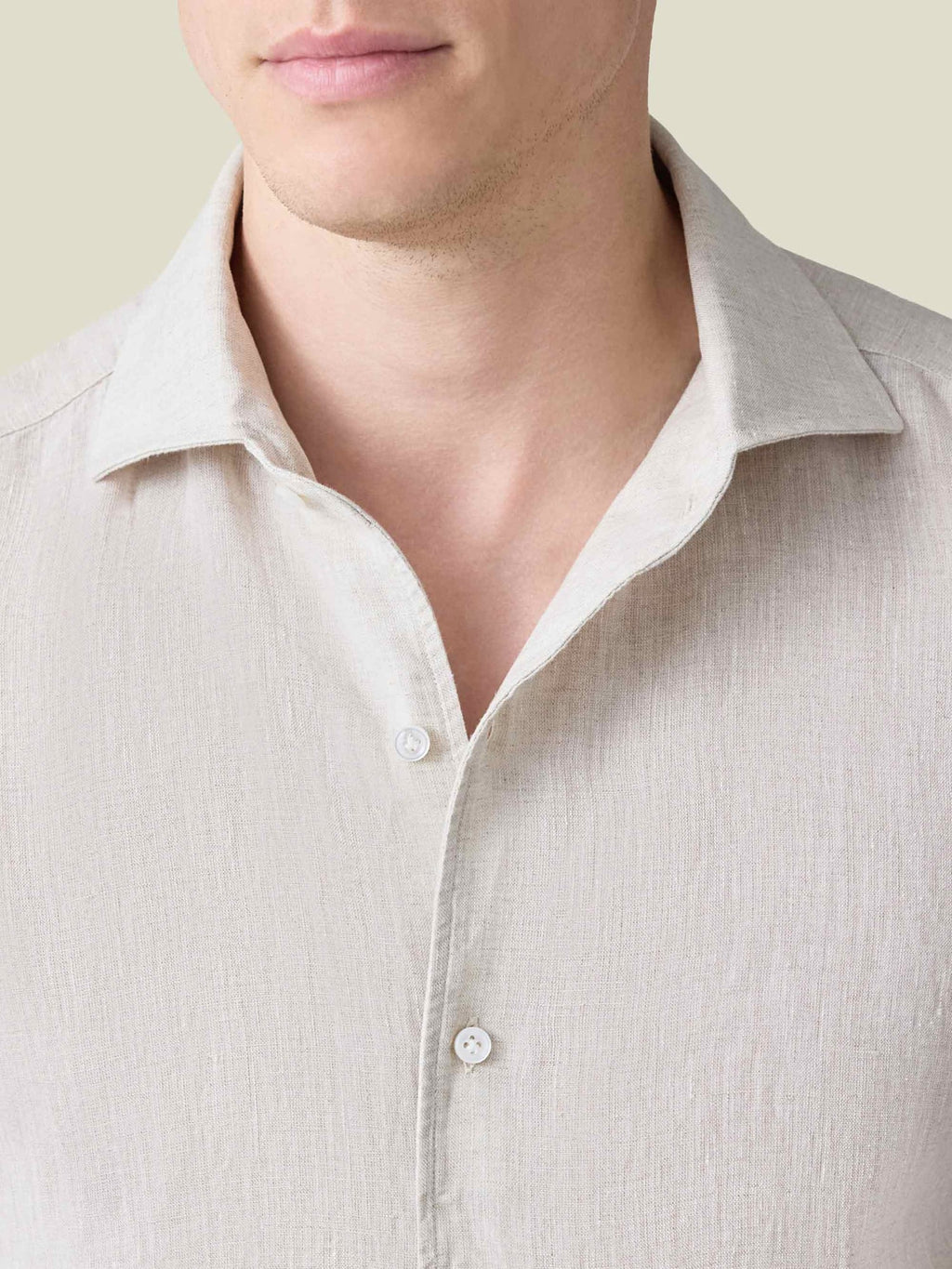 Detailed shot of the sand Portofino Linen Shirt, highlighting the one-piece Paramontura collar and mother-of-pearl buttons.