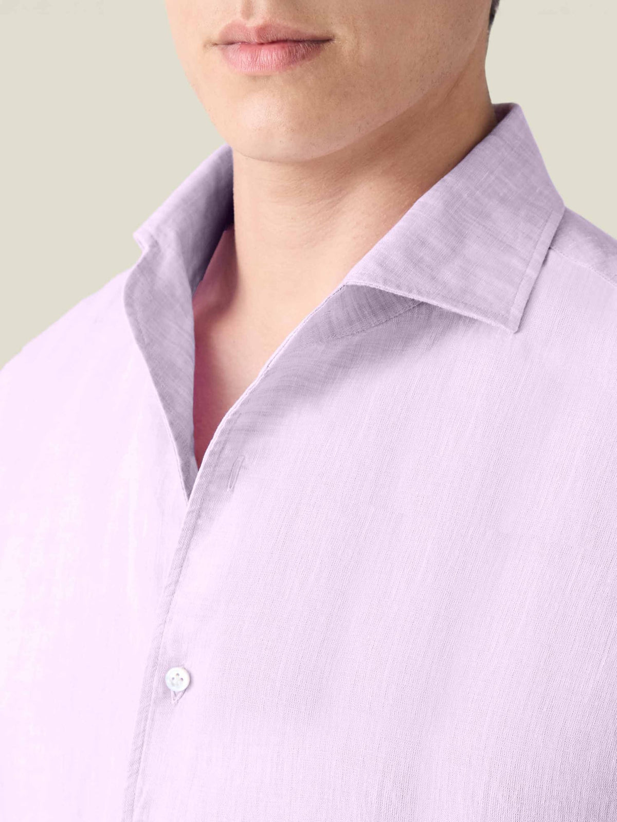 Close-up of the Luca Faloni Portofino Linen Shirt in lilac, showing the one-piece 'Paramontura' collar and linen texture.