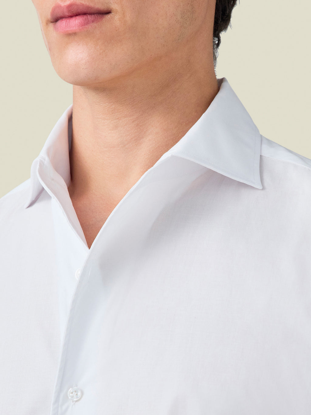 Close-up of the 'Paramontura' one-piece collar on the white Lightweight Poplin Cotton Shirt, worn by a model.