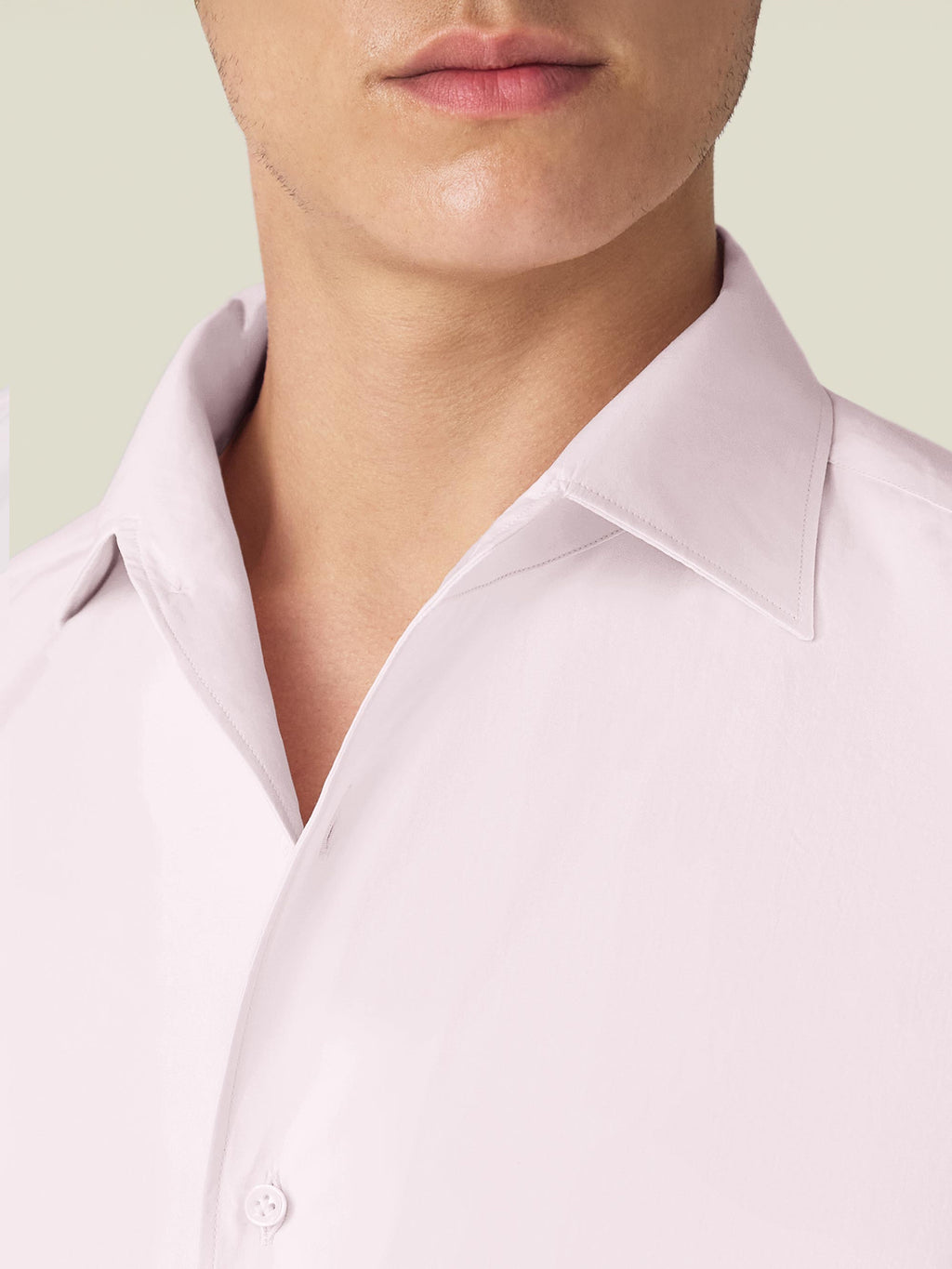 A close-up of the Lightweight Poplin Cotton Shirt in light pink, showing the signature Paramontura one-piece collar.