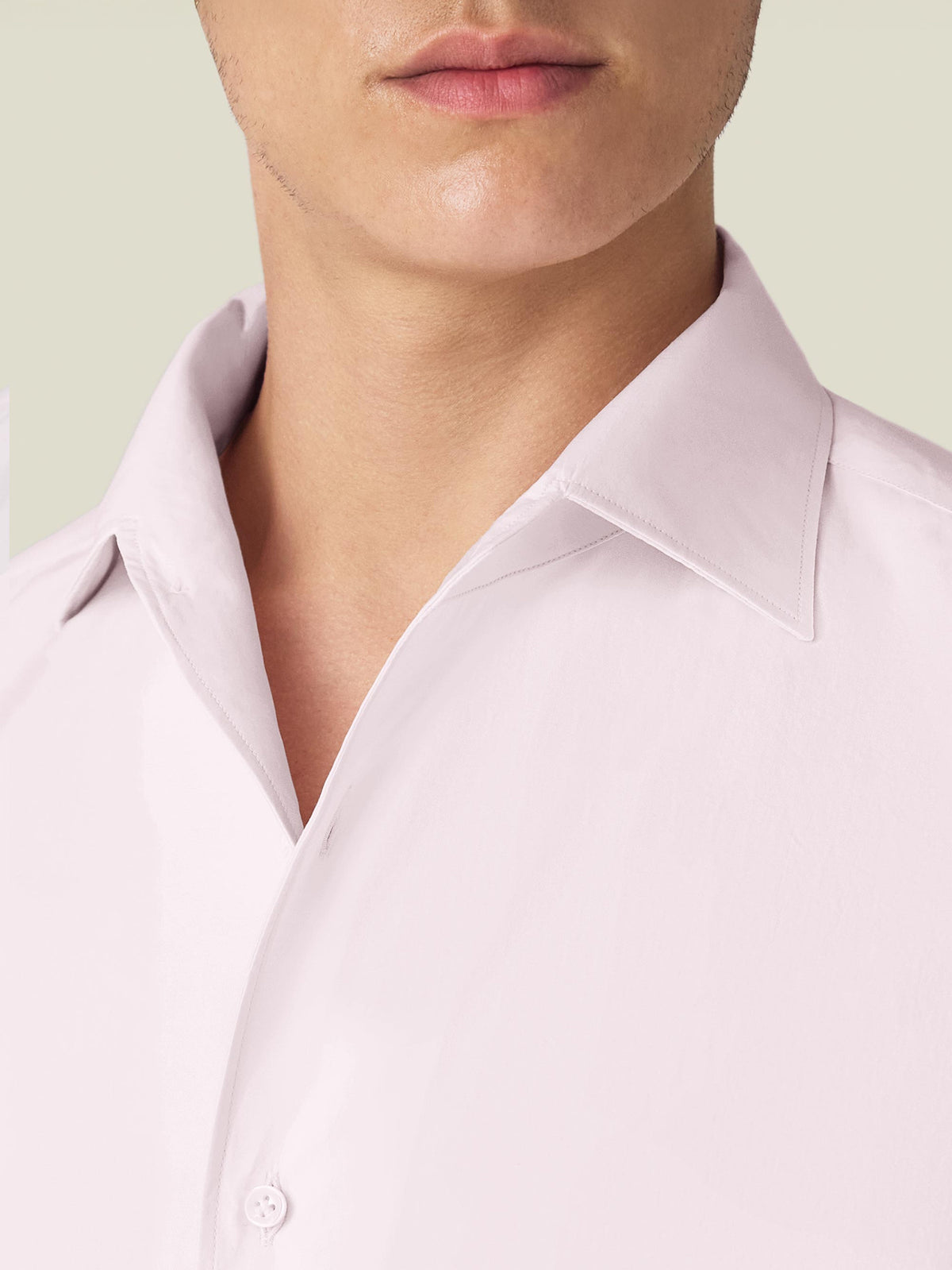 A close-up of the Lightweight Poplin Cotton Shirt in light pink, showing the signature Paramontura one-piece collar.
