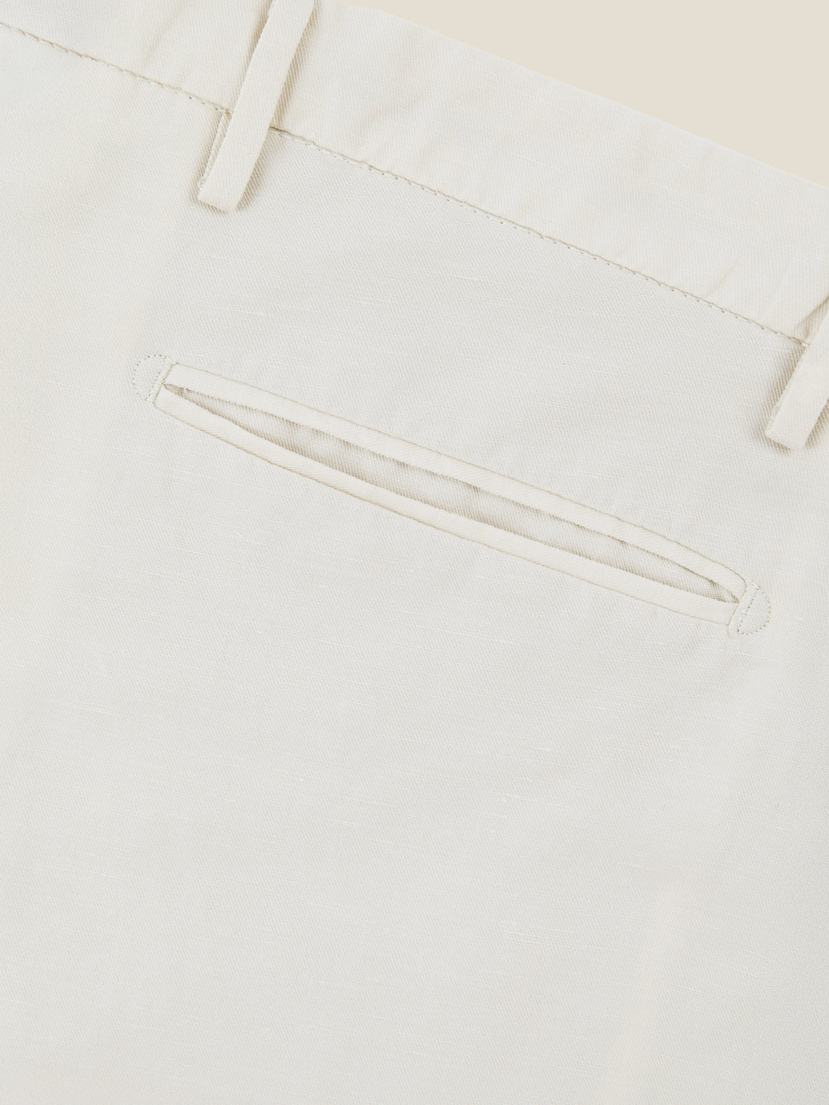 Close-up of the welt back pocket on the Sand Linen Cotton Trousers, showcasing the fine Italian craftsmanship.
