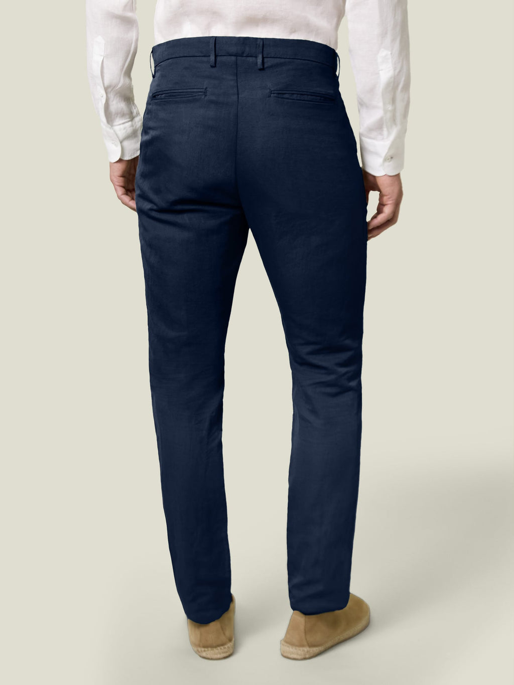 Back view of a man wearing Luca Faloni's Midnight Blue Linen Cotton Trousers, showing the tapered fit.